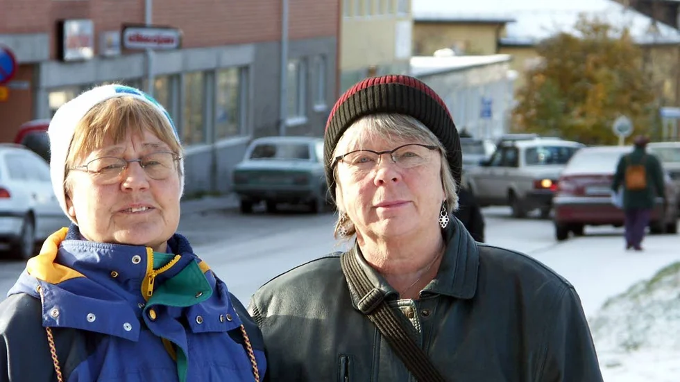 DEMONSTRANTER. Edla Lantto och Gun-Britt ­Mäkitalo är på väg till ­Luleå för att demonstrera mot ­militärövningen.