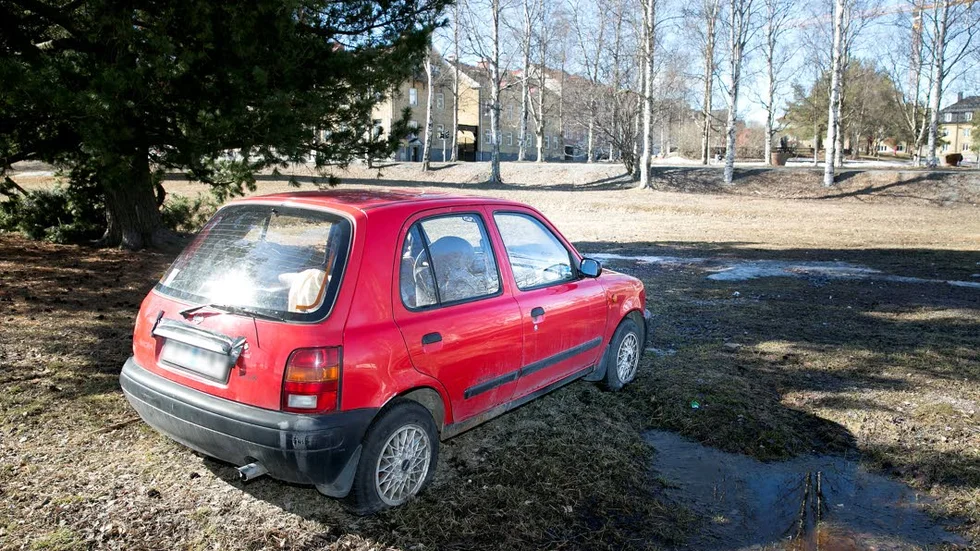 ÖVERGIVEN. Denna Nissan Micra årsmodell 1994 har stått övergiven i Järnvägsparken hela vintern. Nu ska den bort, frågan är bara vems ansvaret är?