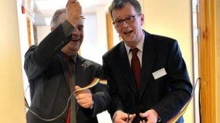 Invigningen av BKM Scandinavia var ståtlig, där vd Wolfgang van Deuverden poserade med minister Sven-Erik Bucht.