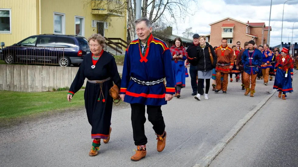 Under onsdagsmorgonen marscherade cirka 150 samer mot tingshuset för att manifestera mot statens uttalanden i rättsprocessen mot Girjas sameby.