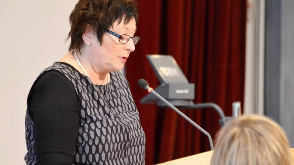 TVISTEFRÅGA. Inga Savilahti Häggbo (S) säger att det finns personal som tvingats gå från en tillsvidareanställning till ett vikariat. Det dementeras bestämt av kommunalråd ­Tomas Mörtberg (C).