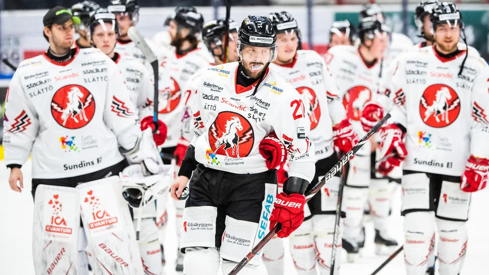 Marcus Eriksson och Vita Hästen sladdar åter i hockeyallsvenskan. Här ses "Macke" (främst i mitten) efter en match i Södertälje 2019.