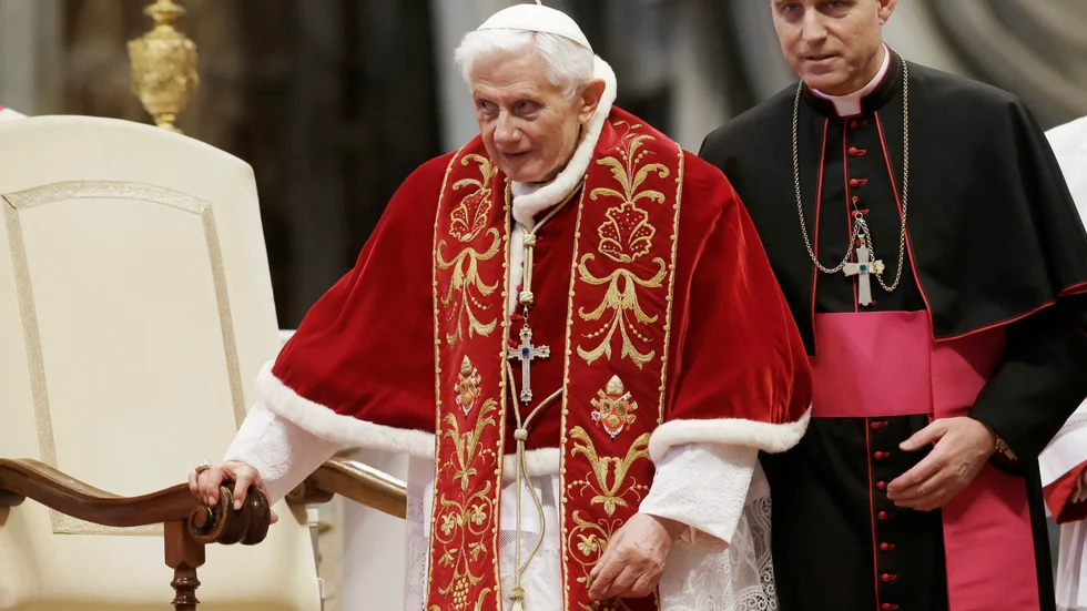 Den tidigare påven Benedictus den XVI och hans personliga sekreterare Georg Gänswein 2013. Gänsweins bok släpps i januari. Arkivbild.