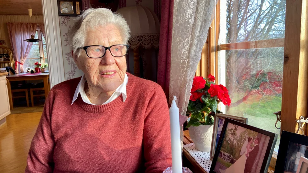 Ulla Larsson ville först bli något inom vården, men kärleken tog henne till Häggebo gård där hon vigde sitt liv åt lanthushålles alla sysslor. Ett val hon aldrig ångrat.