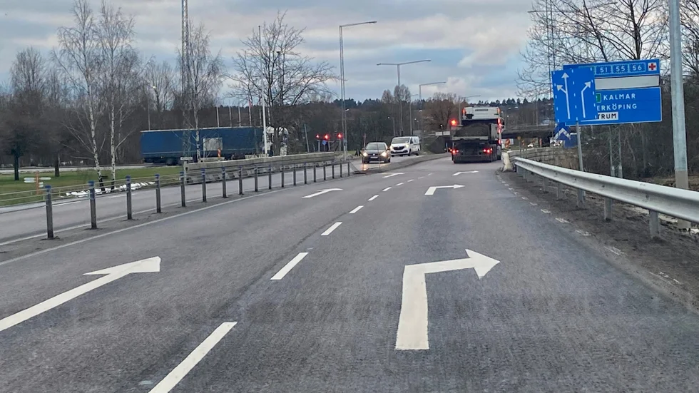 Ska du rakt fram här är det skyltat att du ska ligga i vänster körfält, men då måste du svänga till vänster när du kommer till korsningen. Felet kan leda till farliga filbyten.