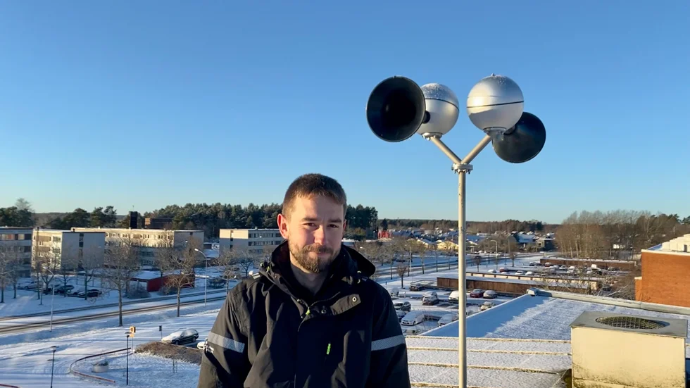 Robert Värn, VMA-ansvarig på räddningstjänsten i Eskilstuna, vill i framtiden att talade meddelanden ska sändas ut tillsammans med det klassiska Hesa Fredrik-tjutet. Det är en bra funktion i oroliga tider, säger han.