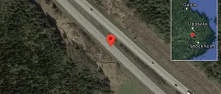 Lastbil stillastående på E18 - helt stopp i ett körfält