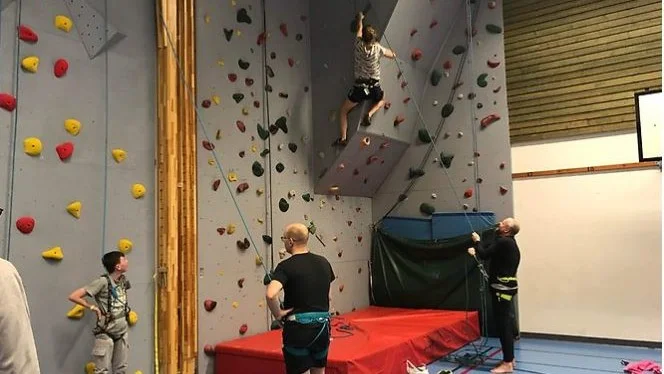 Den nya klätterväggen i AL-hallen är bredare än den tidigare och gör det möjligt för fler att klättra samtidigt. "Vi försöker pejla vilka som kan ha tid att göra det här till en större sak, men någon typ av förening är vi säkra på att vi kommer starta", säger Björn Rixman. 