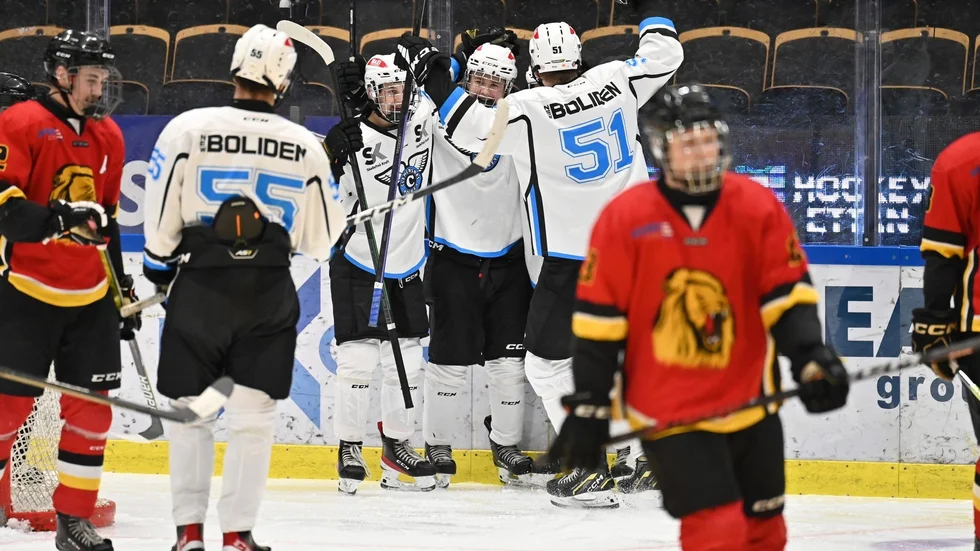 Jubel i Clemensnäs som under onsdagskvällen vann med 4–3 borta mot SK Lejon i fortsättningsserien för J18 Regional Norr.