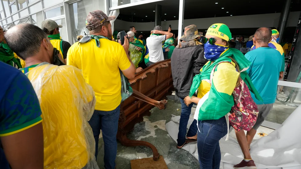 Anhängare till Brasiliens förre president Jair Bolsonaro stormade bland annat presidentpalatset i Brasília på söndagen. Arkivbild.