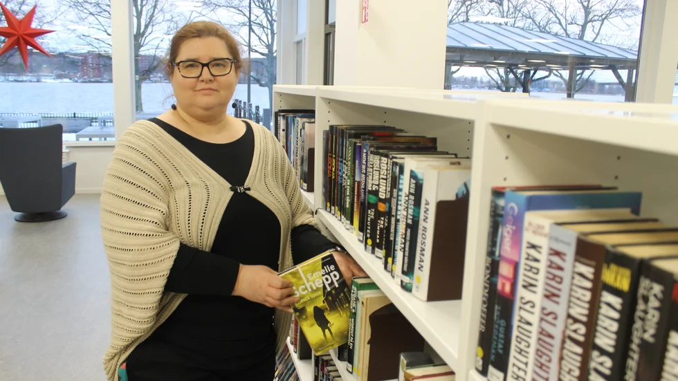 Johanna Hagelin, bibliotekschef på Motala bibliotek är inte förvånad över att Emelie Schepps bok "Björnen sover" var den hos dem mest utlånade skönlitterära boken för vuxna under 2022. "Emelie Schepp är ju alltid populär", säger Hagelin. Samma bok toppade även i Vadstena.  