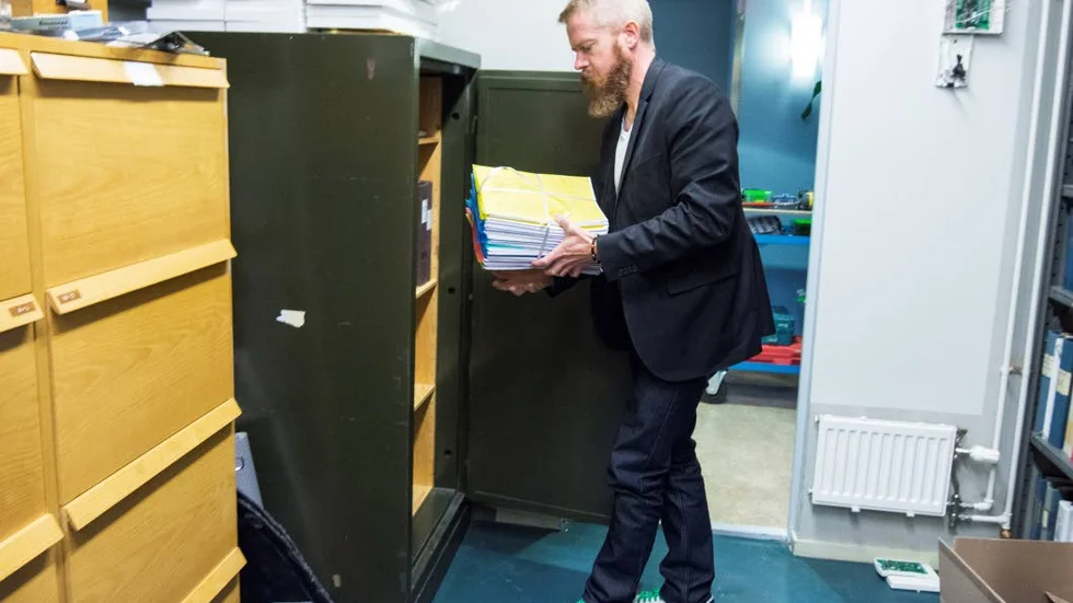 NAMNEN. 8 000 namn blev det. Här visar kommunsekreterare Henrik Berg visar var listorna med namn som vill ha en folkomröstning i skolfrågan ligger (kassaskåpet i kommunkansliet).