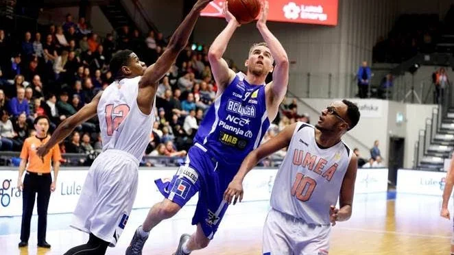 Klart: Yannick Anzuluni, till vänster, landar i Luleå.