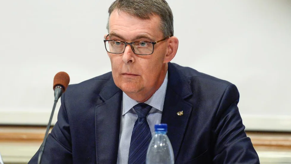 REVISOR. Riksrevisorn Ulf Bengtsson klamrar sig fast.