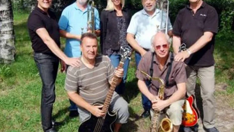 JUBILERAR. Stig Norbergs orkester från Boden 50-årsjubilerar i sommar. Bakre raden fr v: Bennet Lindblom, Stig Norberg, Jenny Lindblom, Tord Dahlqvist och Anders Unéus. Främre raden fr v: Roger Andersson och Åke Sundberg.