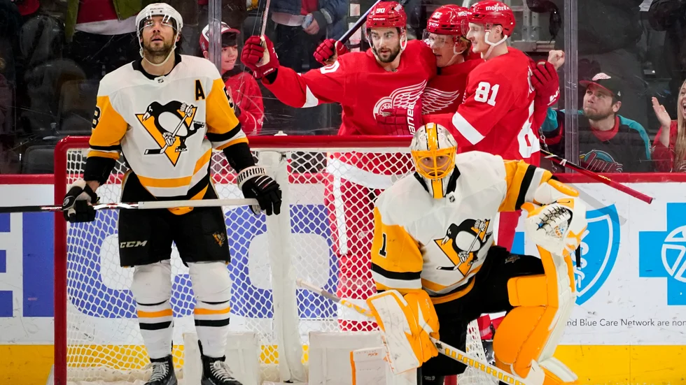 Jonatan Berggren, mitten, gjorde ett av målen när Detroit Red Wings vann med 7–4 mot Pittsburgh Penguins. Målet var den förre AIK-forwardens första sedan den 3 mars.