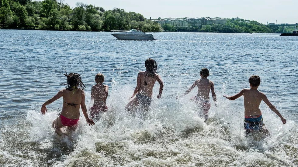 Passa på. Badtemperaturen är nog inte på topp ännu. Men det hindrar inte dem som vill ta sig ett dopp, då det trots allt är sommar.