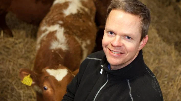 Drar ned. Men Norrmejeriers styrelseordförande Henrik Wahlberg hoppas att ersättningsnivån till bönderna snart ska vara återställd.