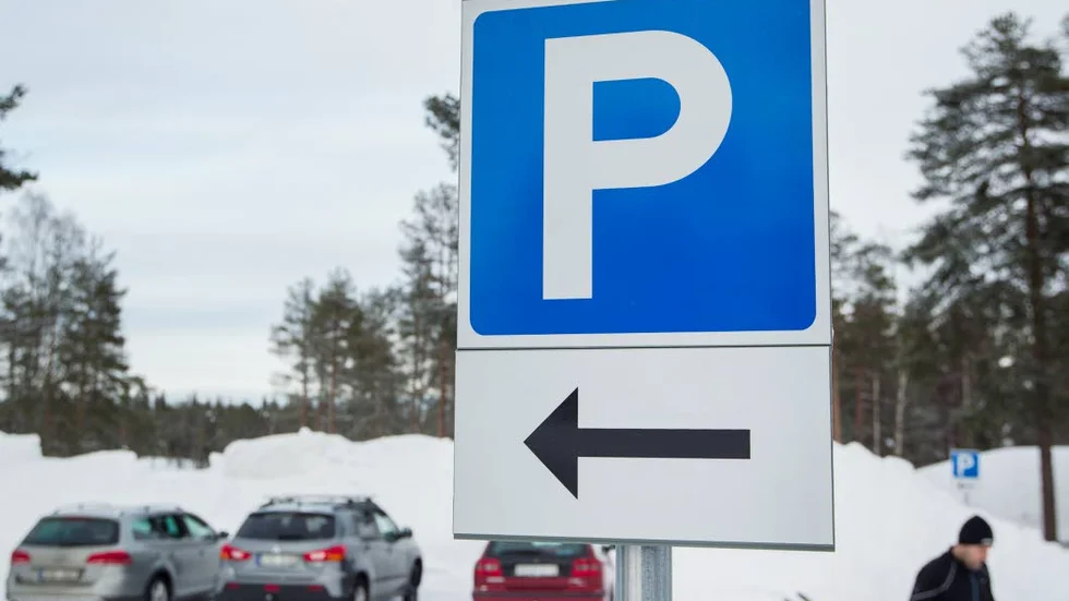 Parkeringsavgift införs för besökare till gränderna, insändarskribenten är kritisk till bostadsbolaget.