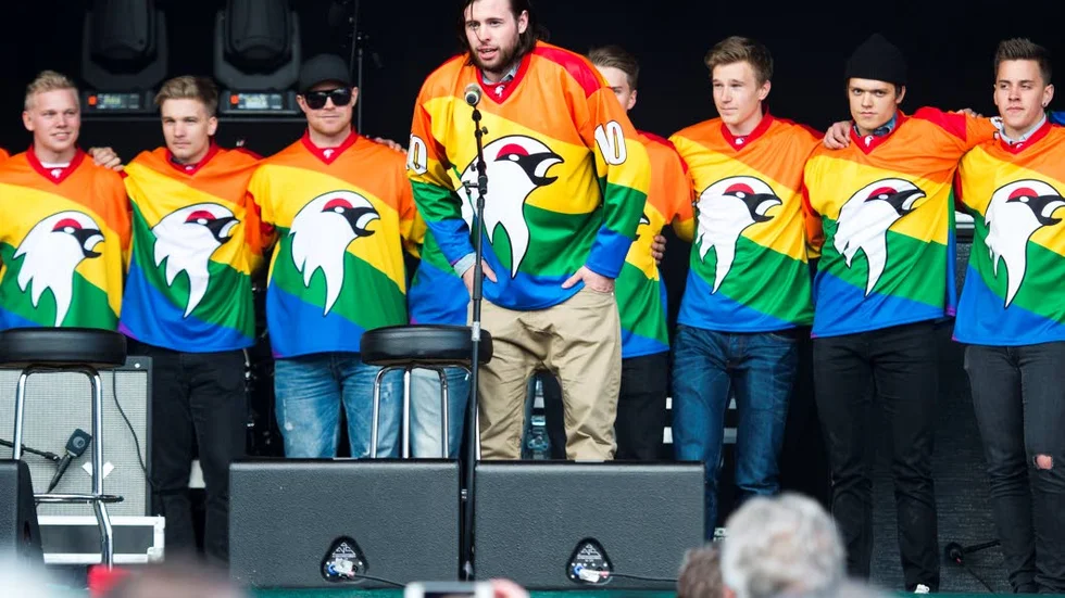 PRIDEPAJALA. Kiruna IF har nyligen bytt till regnbågsfärgade matchtröjor och på lördag går föreningens ordförande Johan Köhler i Pridetåget under Pajala marknad.