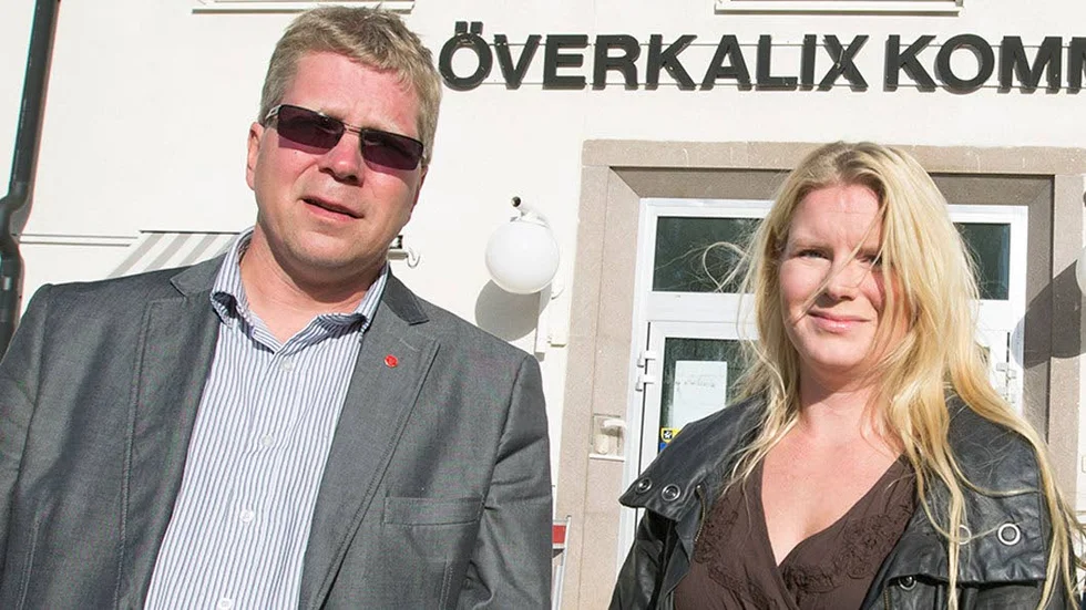Mikael Larsson och Sarah Karlsson hotar avsätta den S-styrda socialnämnden.