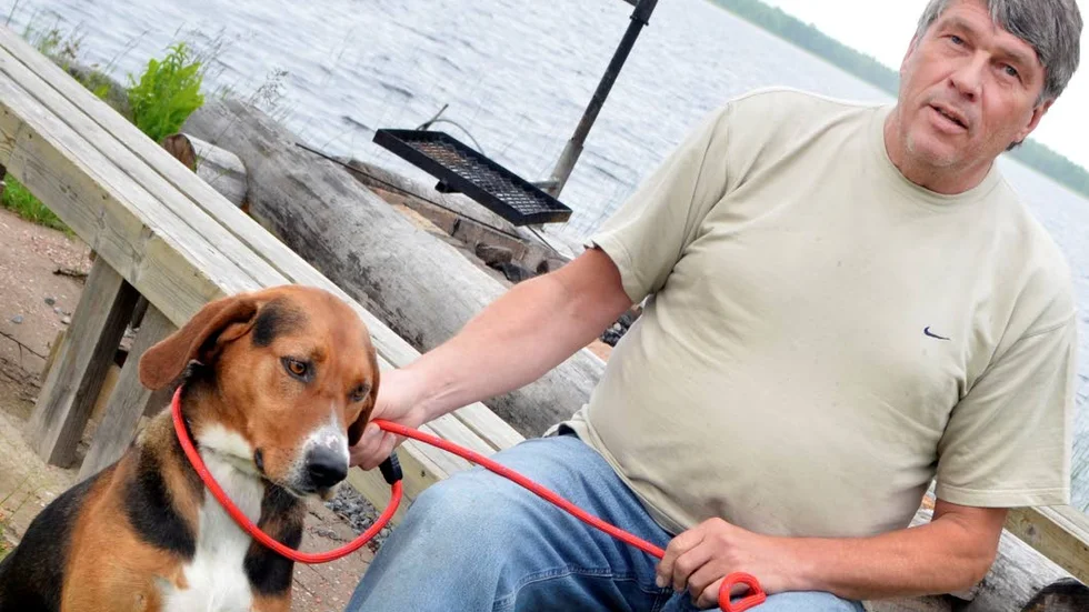 HÄR TÄNKER JOHAN KUMMU. I stugan i Armasjärvi funderar Johan Kummu mycket på hur det socialaområdet ska bli bättre och bättre. "Allt under samma tak" är en tanke han kämpat för länge.