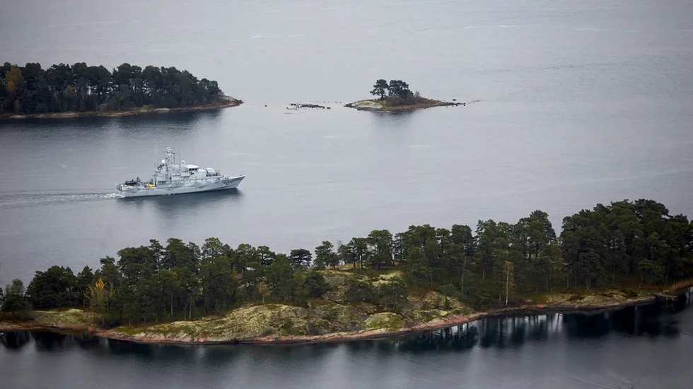 STOCKHOLM 20141019
Minröjningsfartyget HMS Koster under gång på Kanholmsfjärden och Nämdöfjärden på söndagen med anledning av misstänkt underrättelseverksamhet i Stockholms skärgård.
Foto: Marko Säävälä / TT / 14040