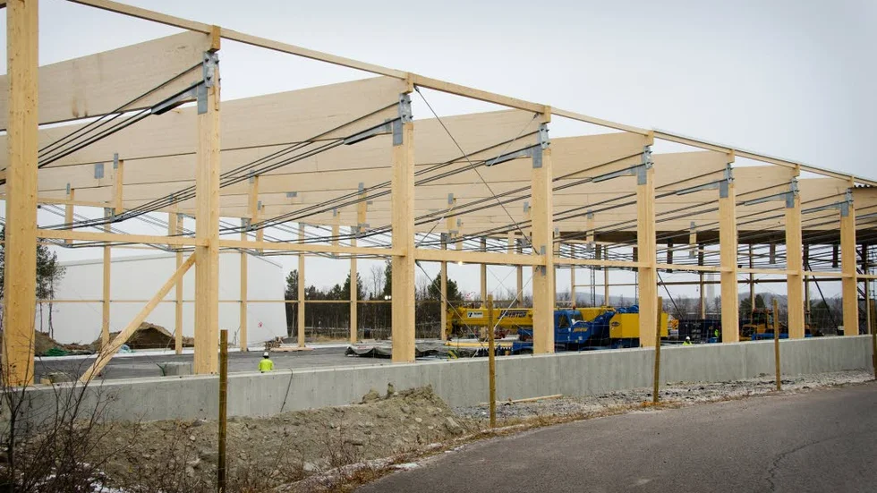 NYTT. Bygget av Kirunas nya och efterlängtade inomhushall är i full gång. Den skulle stått färdig vid årsskiftet men blir försenad till våren.