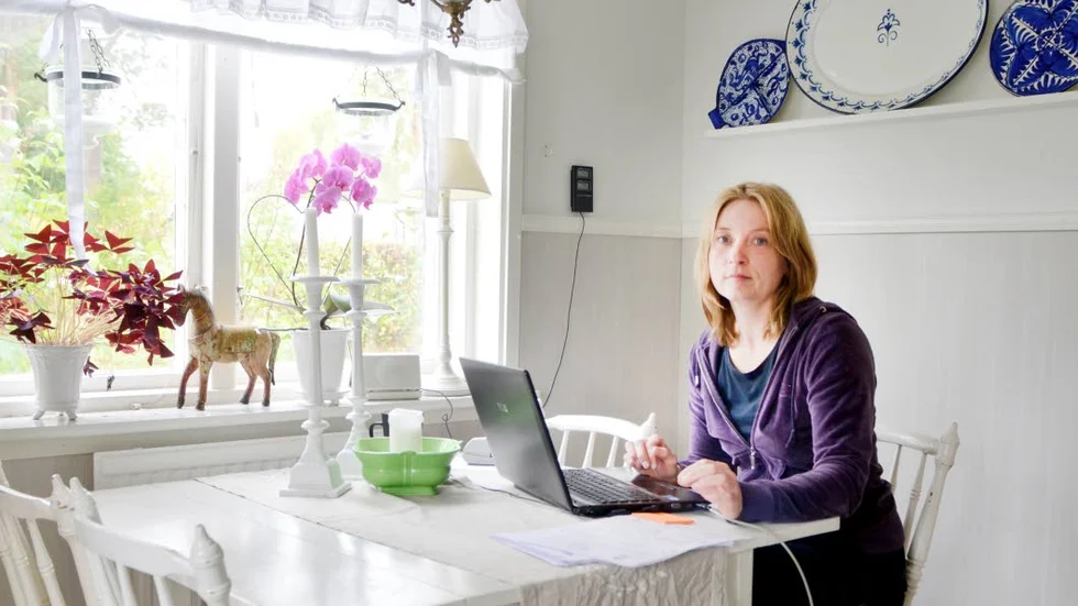HÄR GRÄVER ÅSA HANSSON. Här vid köksbordet på Seskarö gräver Åsa Hansson i Haparanda kommuns förehavanden. En hel del avslöjanden har kommit fram på så vis, nu senast de felaktiga utbetalningarna till Bengt-Olov Innala.