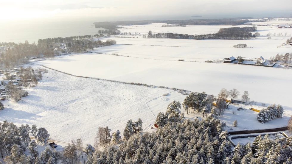 Det räcker inte med att en översiktsplan pekar ut ett område som möjligt för exploatering för bostäder. Översiktsplanen är inte juridiskt bindande och det krävs att användningen av marken ska vara klarlagd genom en juridiskt bindande plan, skriver insändarskribenterna. 