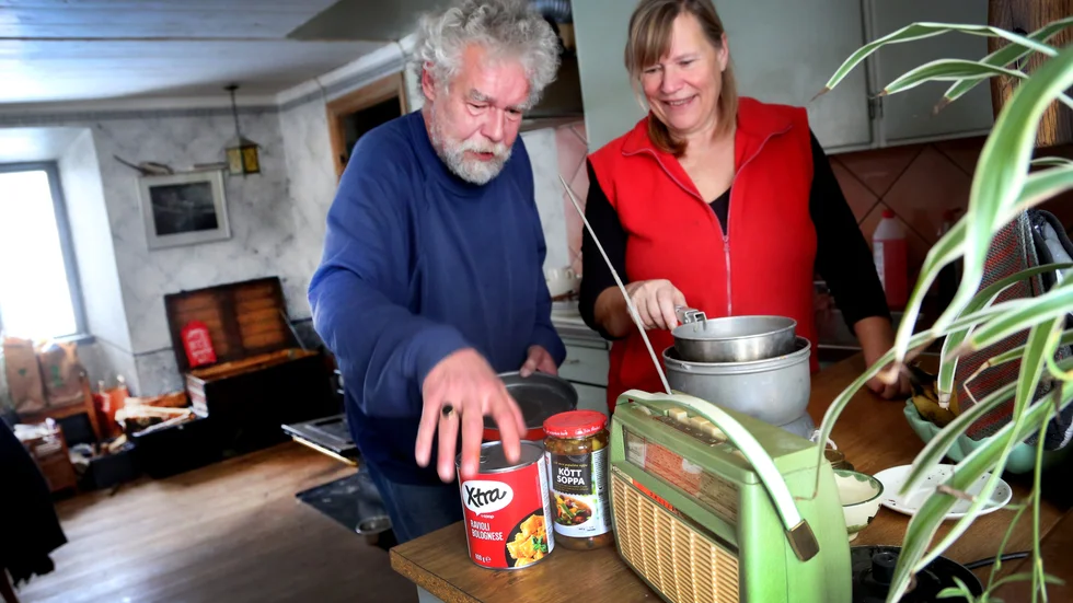 Strömavbrott är något som Mats Engqvist och Marie Öquist i Hall är vana vid. De har köttsoppa och ravioli på burk i skåpen och håller värme med vedspisen.