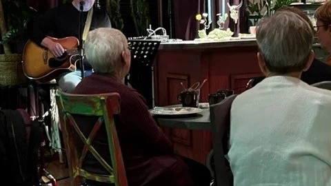 Patrik Öhlund spelade och sjöng.