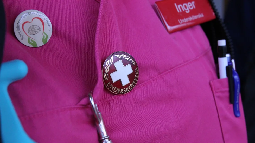 Att avstå övertid, är att långsiktigt verkligen ställa upp för sina kollegor. Att lösa problem åt arbetsgivaren är däremot att bita sig själv, och kollegorna, i svansen, skriver "Tänkvärt".