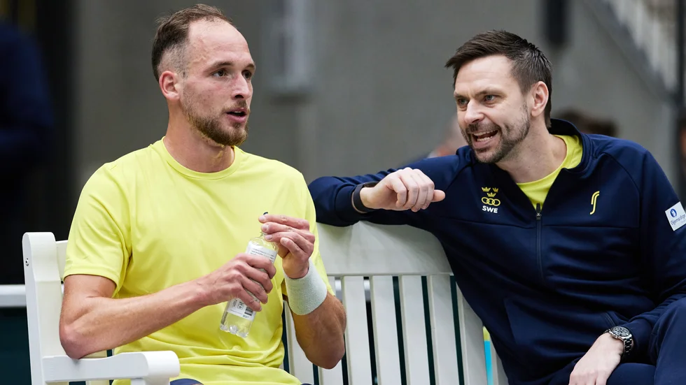 Robin Söderling, till höger, coachar Dragos Madaras under en Davis Cup-match. Arkivbild.