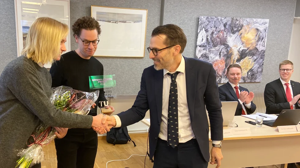 Priset, som delades ut av Tidningsutgivarnas vd Johan Taubert, togs emot av Marlene Mård, gruppledare för nämndservice, och Niclas Bredenberg, kommunikatör.