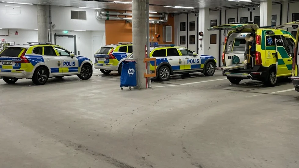 Polisen på plats på Vrinnevisjukhuset efter den misstänkta misshandeln.