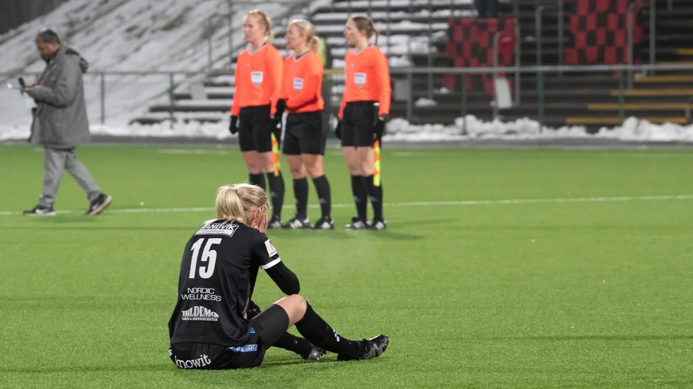 Ella Gunnarsson deppar efter kvalförlusten. 