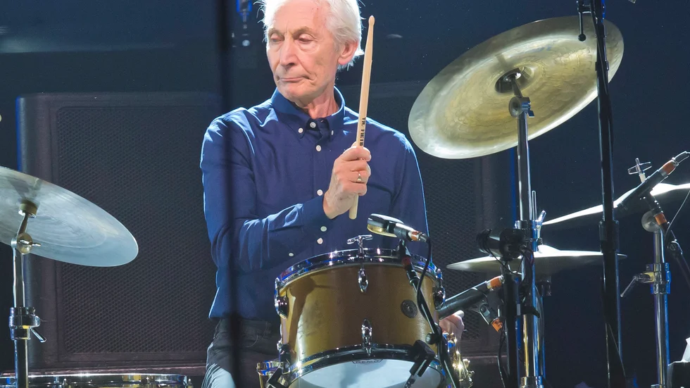 Charlie Watts gick bort i augusti 2021, 80 år gammal. Ungefär 60 av de 80 åren ägnades åt trumspelande i Rolling Stones. Stig-Björn Ljunggren ägnar denna söndags epistel åt Watts och hans betydelse.