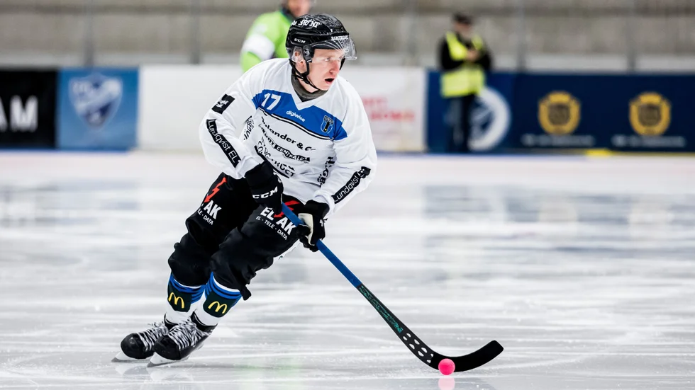 Nils Bergström och hans Sirius spelar utomhusbandy mot Motala på tisdagen.