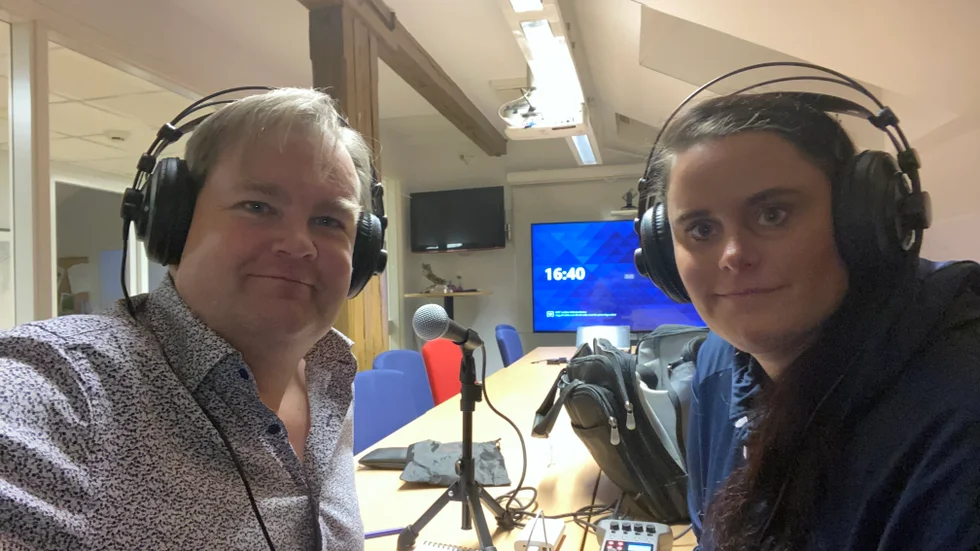Radiosnack. Lokala sportfotografen Veronica Larsson gästar veckans Sportsnack i podd, hos Jens Bollius. En idrottsprofil med många strängar på sin lyra, med bakgrund i rally och i dragkampen hemma i Boxholm.