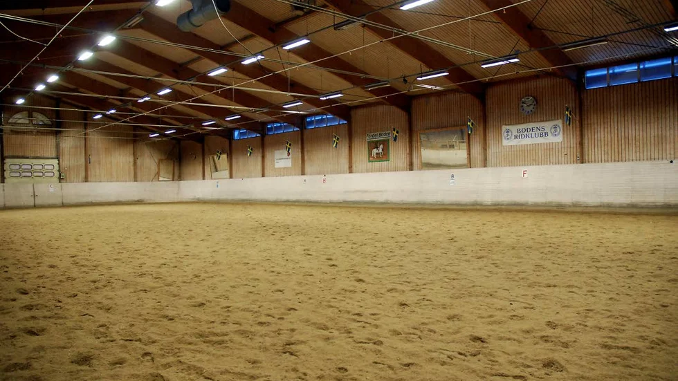KRITISKA. Det som retar ryttare som är med i andra hästföreningar än Bodens ridklubb är bland annat att de inte får hyra ridhuset och arrangera tävlingar 
i hoppning, dressyr och We.