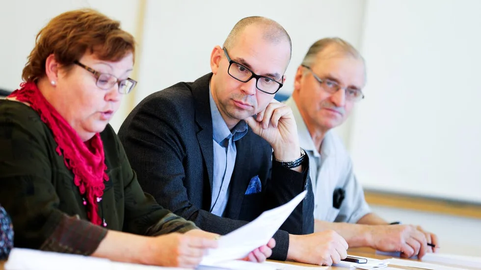 HÖG NÄRVARO. Gruppledaren Erland Nilsson (LPo), längst till höger, har deltagit i alla möten han haft möjlighet till. Han 
menar att det är hans skyldighet som arvoderad gruppledare.