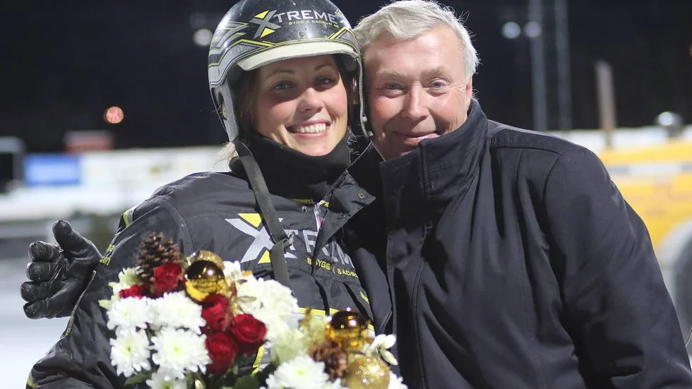 Mästerligt. Hanna Olofsson blev årets champion på Bodentravet och grattas av pappa Lasse.