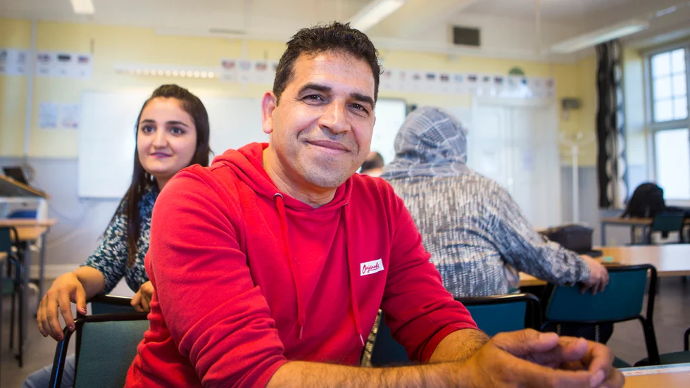 Under två veckor innan valet får SFI-eleverna Lourin Omar, Mazen Almakkawi och deras studiekamrater lära sig om Sveriges styre och de politiska partierna.