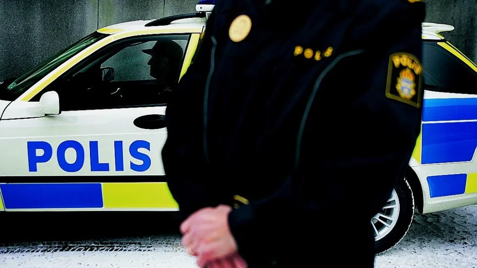 Polis. Kvinliga polisassistenter får lägre lön än manliga.