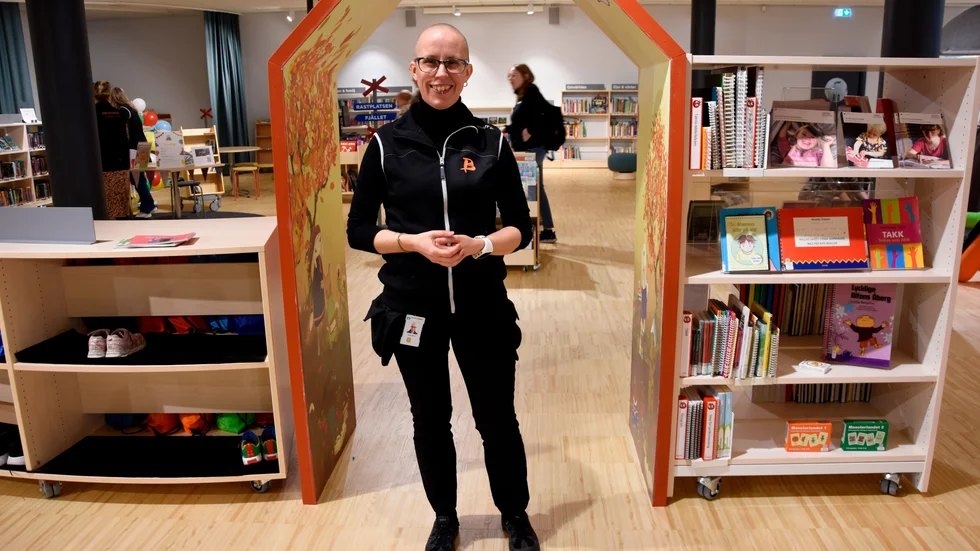 Sanna Barsk, barn och ungdomsbibliotekarie och biträdande bibliotekschef i Kiruna berättar att det var en lång kö till biblioteket innan de öppnade klockan 10 på torsdagsförmiddagen. "Det har verkligen varit en rusch och vi är jättenöjda med vårt nya bibliotek", säger hon.