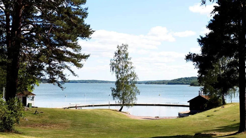 Västervik. Många badplatser är förorenade, skriver Åke Elgstrand (M).