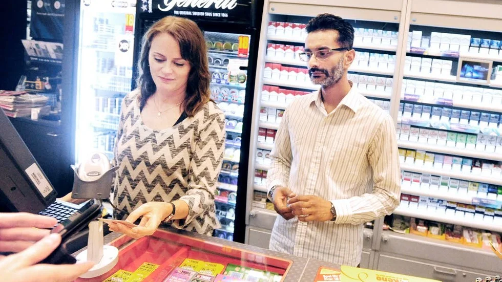 Kontrollköp. Annelie Folkesson och Nimes Patel i Citybutiken tycker inte det är något problem med att bli kontrollerade.