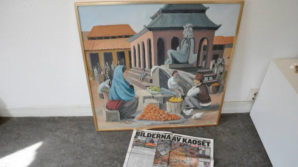Tavlan föreställer samma plats som tidningsbilden gör.