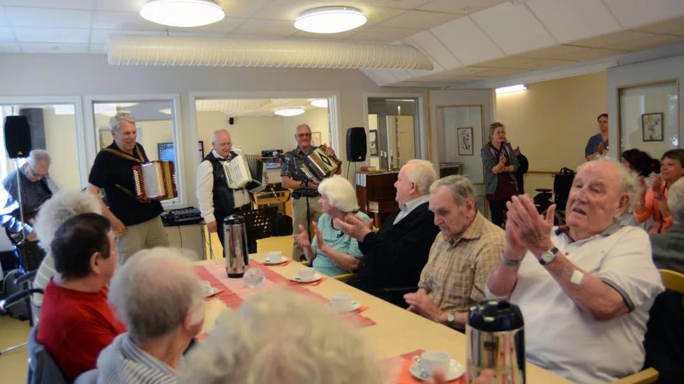 Levande musik. Några av dem som kom till Ekhamra och lyssnade på Ton-Åringarna var från vänster makarna Eivor och Sture Johansson, Rolf Johansson och Nore Eriksson.